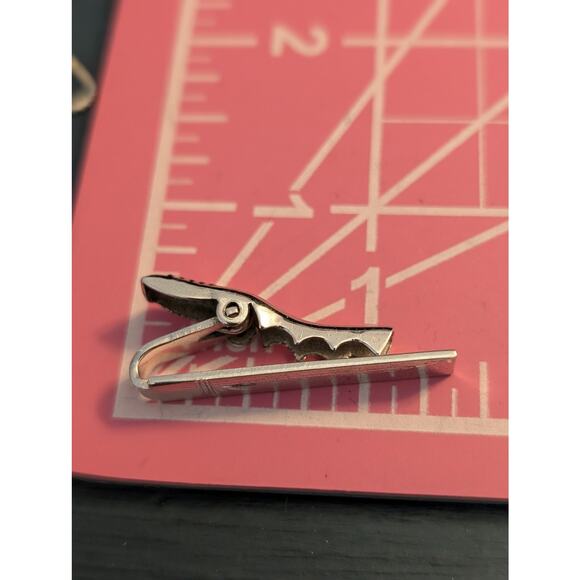 Vintage Sterling Silver Diamond Cut Etched Design Tie Clip - Picture 3 of 5